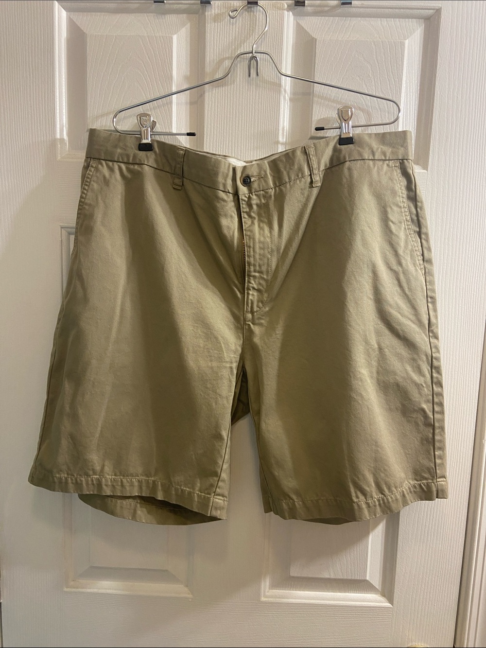 Schnee’s Bozeman, Montana Khaki shorts size 40